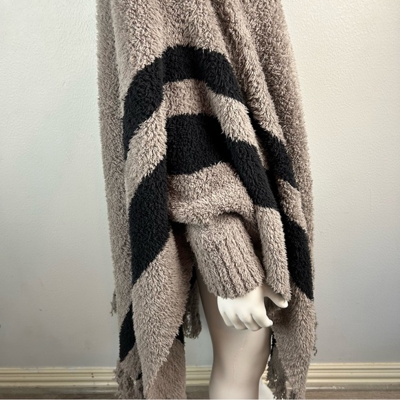 Barefoot Dreams Cozy chic beach poncho fringe one plus size fits most EUC - Picture 10 of 17